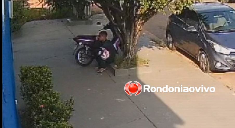 ASSISTA: Criminoso usa chave micha e furta Honda Biz próximo ao Ministério Público 