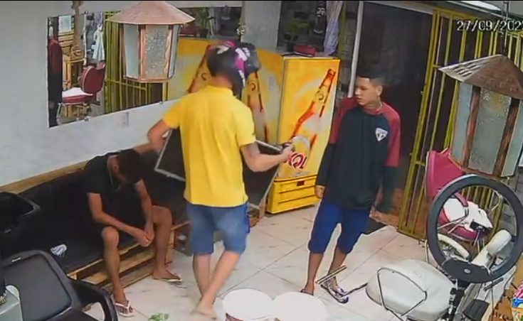 DENUNCIE: Vídeo mostra criminosos durante assalto em barbearia 