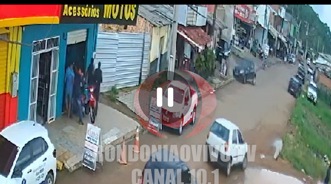 NA FUGA: Vídeo mostra bandidos do Sandero batendo carro após execução no Centro 