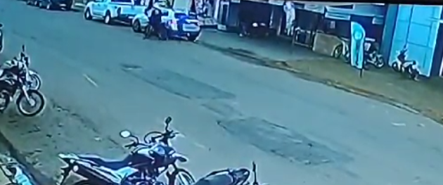 TIROS: Vídeo mostra execução de motoboy em restaurante na capital 