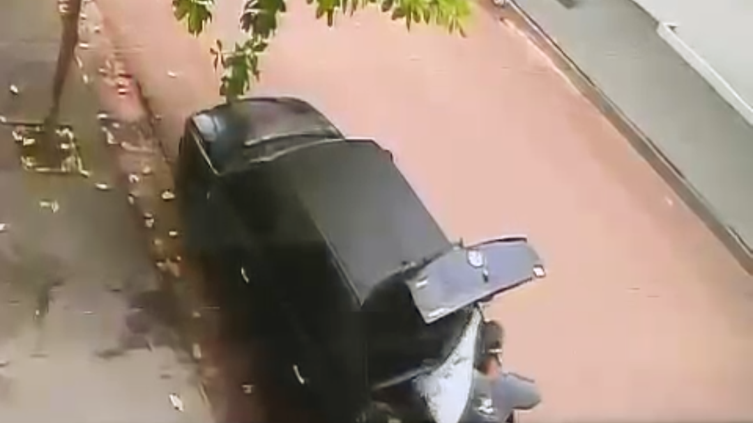 VÍDEO: Ladrão é flagrado furtando objetos de dentro de veículo no Centro 