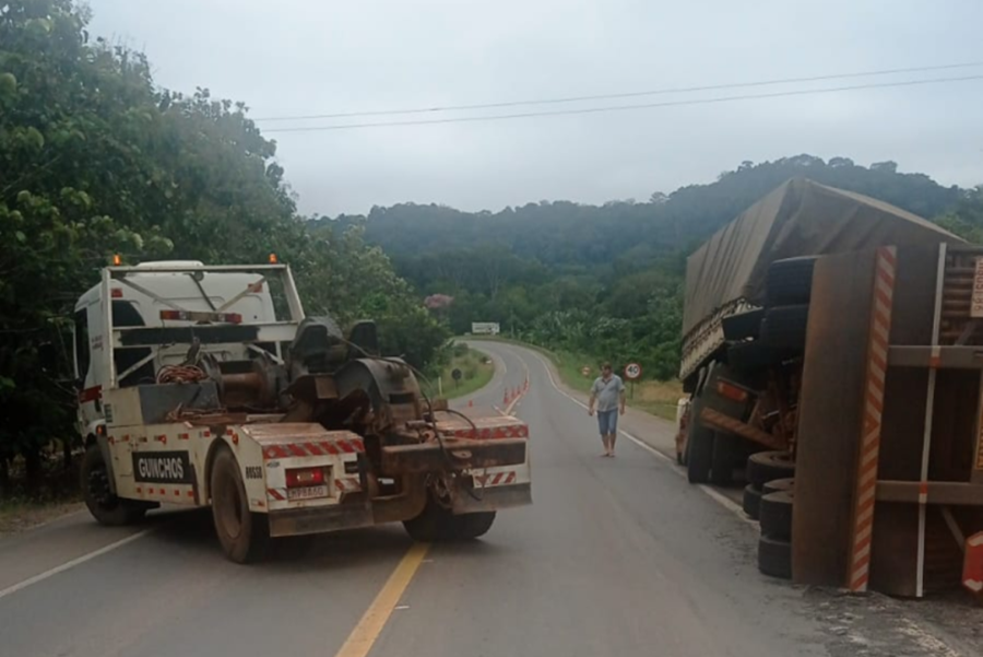 TOMBOU: Ultrapassagem forçada quase termina em tragédia na BR-364