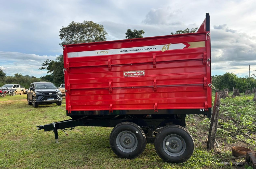 ALAN QUEIROZ: Deputado fortalece agricultura de Ji-Paraná com a entrega de implementos agrícolas