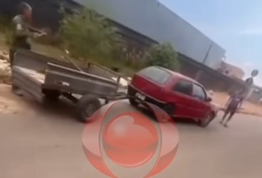 PORCALHÃO: Sujeito para e joga lixo e entulhos na calçada de terceiros 