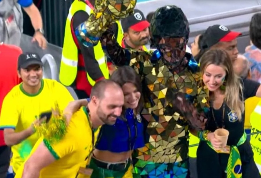 TORCENDO: Eduardo Bolsonaro é flagrado curtindo a Copa no Catar