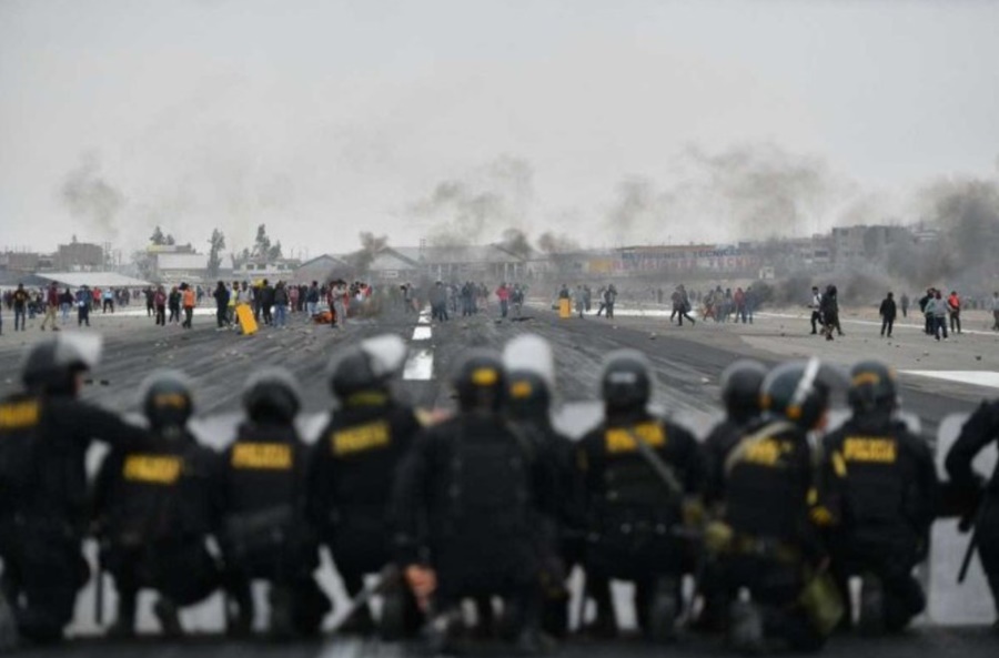 PROTESTOS: Manifestantes tomam aeroporto em Arequipa, segunda maior cidade do Peru