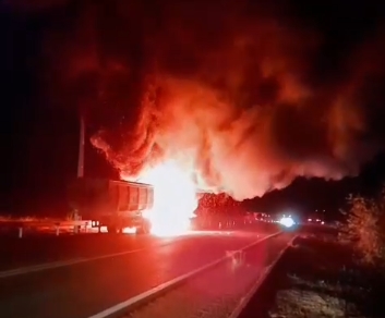 VÍDEO: Incêndio em carreta de soja mobiliza equipes na BR-364 e deixa prejuízos