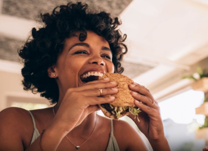 SORRISÃO: Estudo revela que mulheres são mais românticas quando estão de barriga cheia