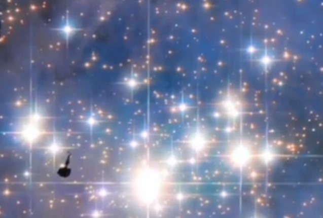 NAVE ESPACIAL? Telescópio Hubble registra um OVNI entre um aglomerado estrelar