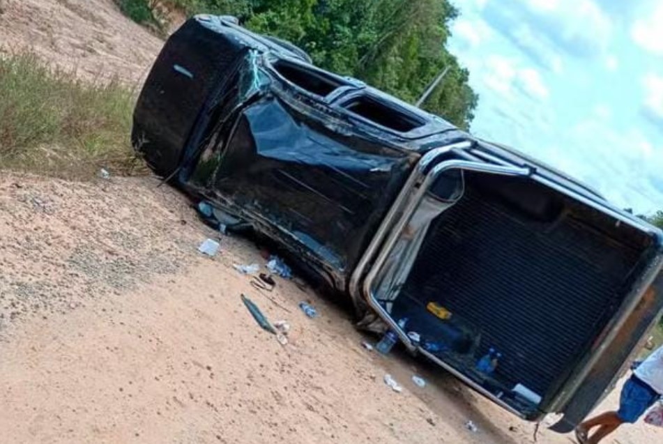 PNEU ESTOUROU: Duas pessoas morrem e três ficam feridas após capotamento na BR-319