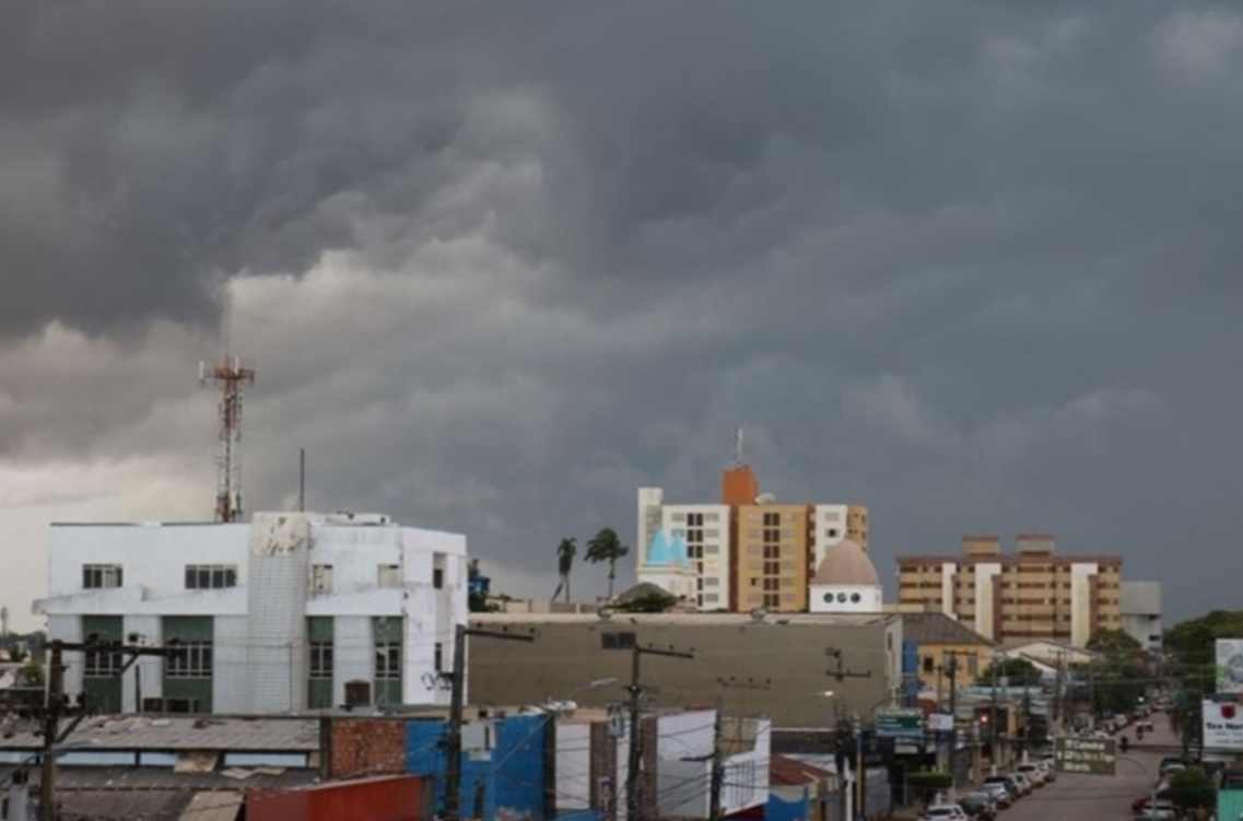 CARREGADO: Sol forte e chuva rápida marcam a terça-feira em RO