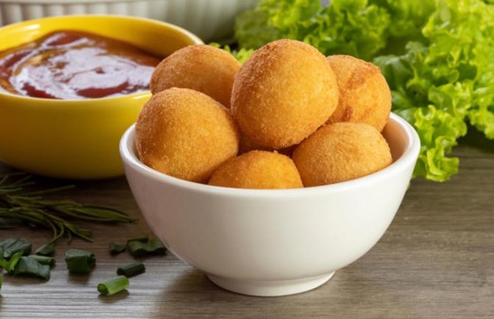 BATATA COM QUEIJO: Bolinho de crocância e cremosidade na medida certa