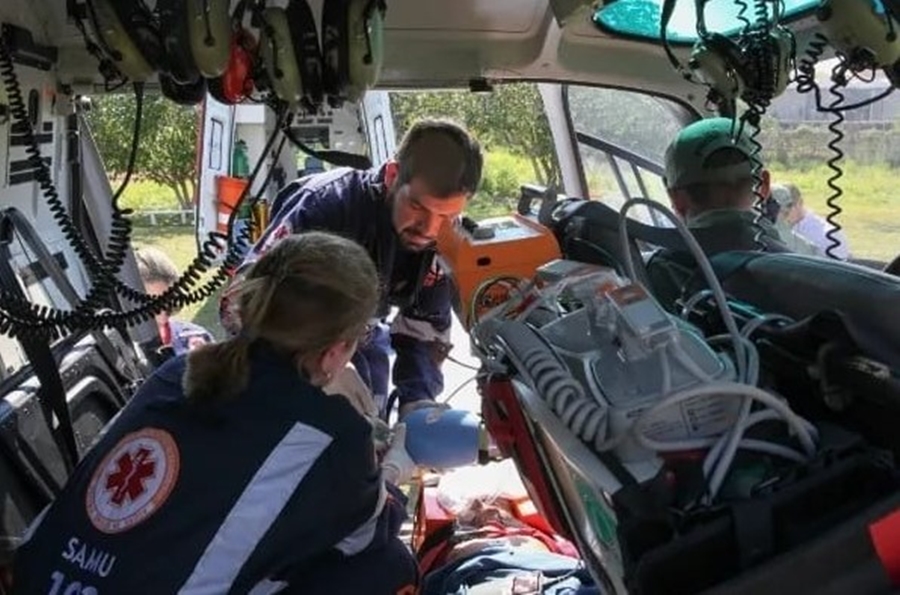 SUPORTE: Sobreviventes de acidente aéreo são levados para Rio Branco