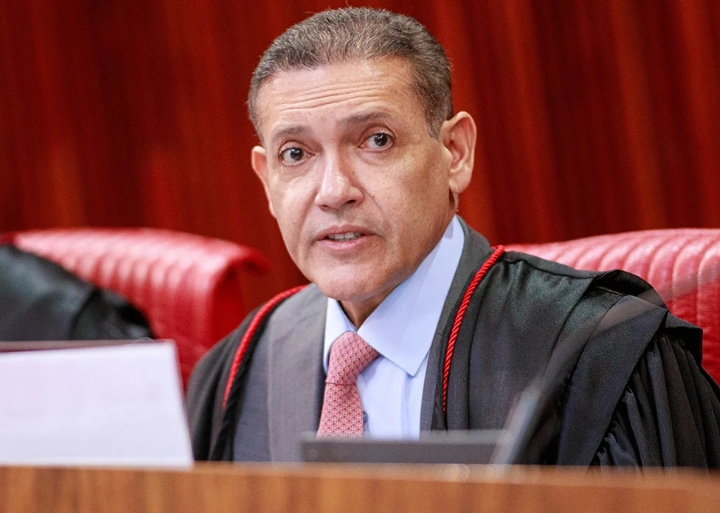 EM FESTA DE VORCARO: Mensagens citam Kassio e relatam quarto 'com 5 meninas'