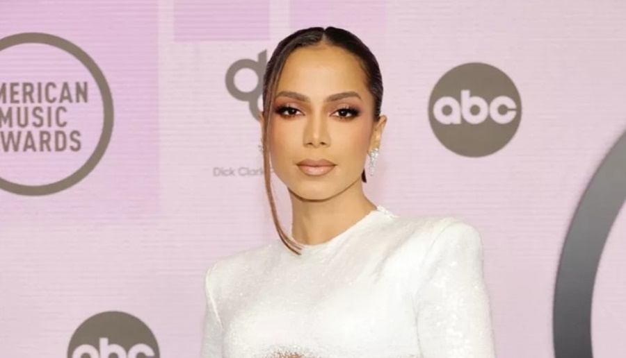 TUDO OK: Anitta tranquiliza fãs após dar entrada em hospital