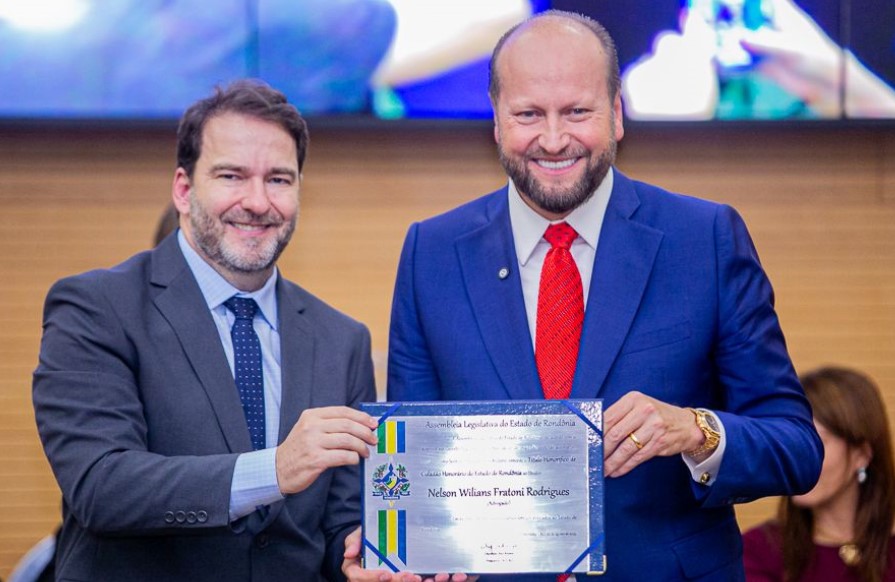 ALEX REDANO: Deputado entrega medalha do Mérito Legislativo a Nelson Willians