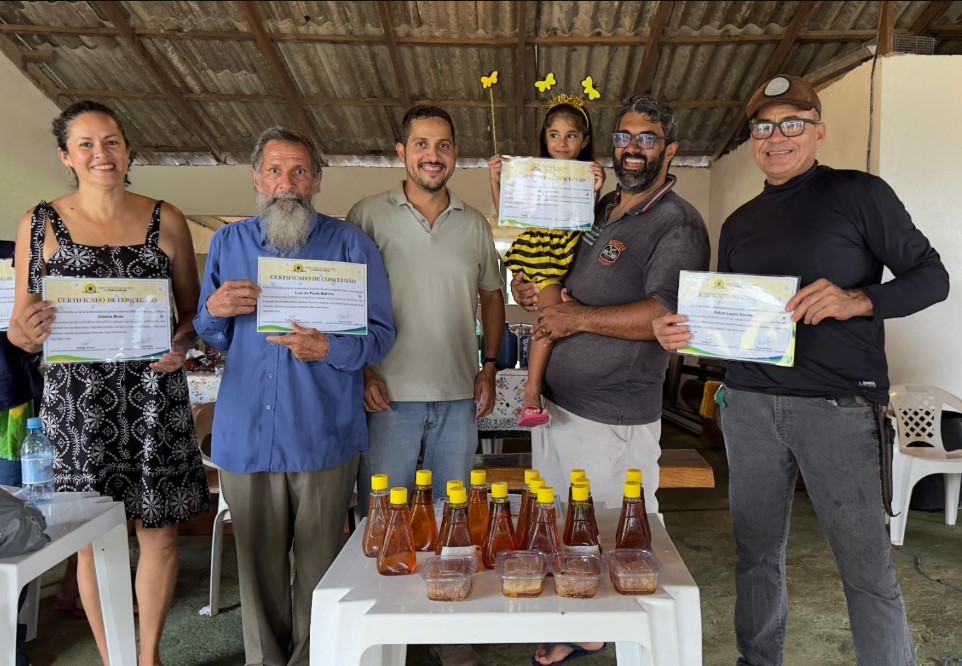 TREINAMENTO: Agricultores participam de oficina sobre beneficiamento de cera apícola