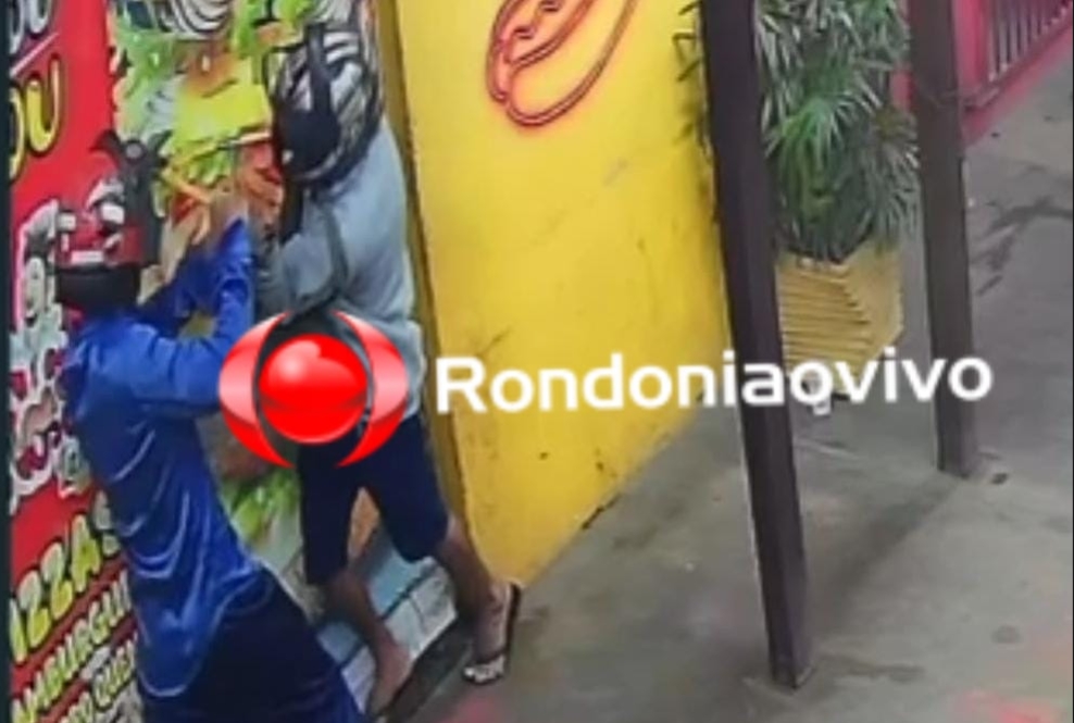 VÍDEO: Criminosos arrombam porta e cometem furto em lanchonete