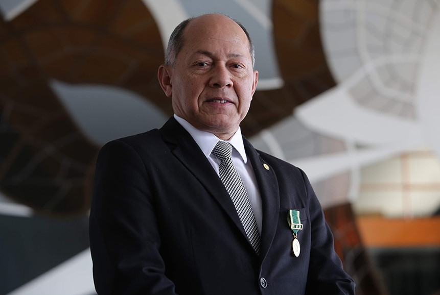 CORONEL CHRISÓSTOMO: Equipe informa que deputado está afastado, com dengue