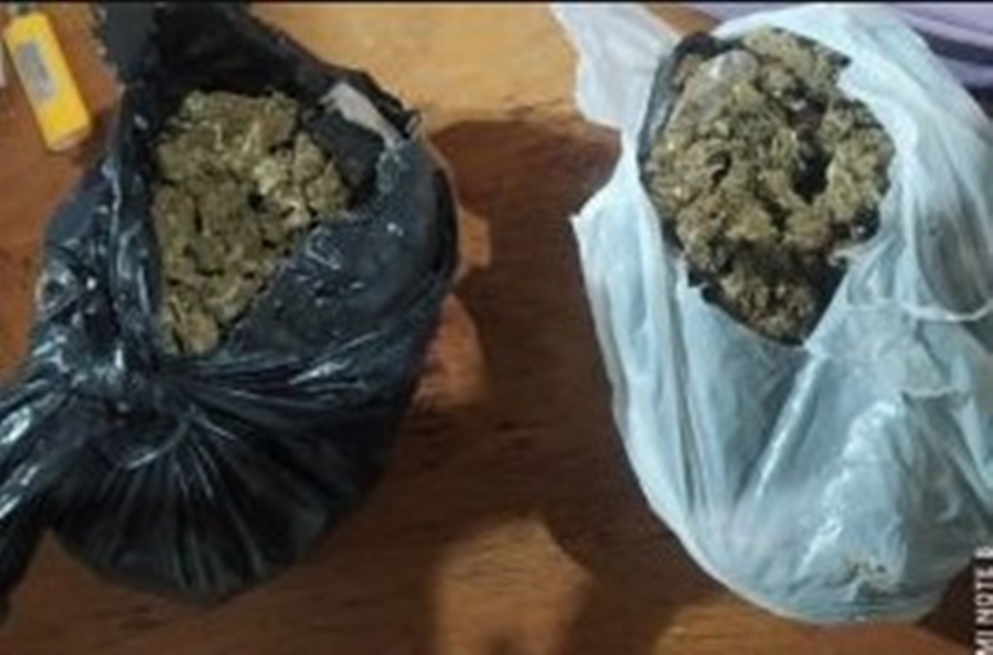 PM: Ação resulta na prisão de motociclista e apreensão de quase um quilo de maconha