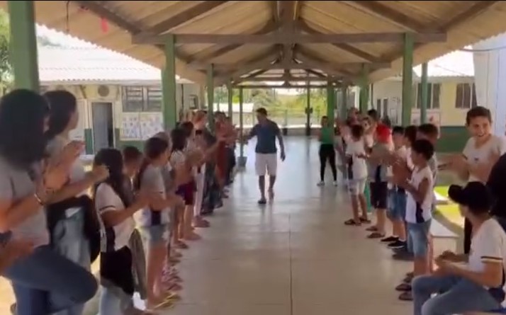 VÍDEO: Despedida do professor Vanildo da escola Josué Montell, após 38 anos de trabalho