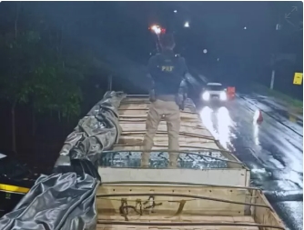 IRREGULAR: Caminhoneiro é flagrado com quase 4 mil caixas de cachaças na BR-364