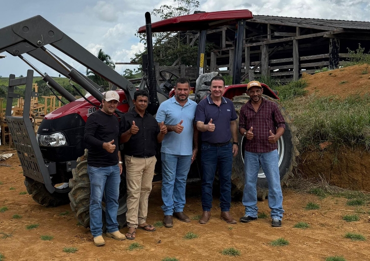 LUÍS DO HOSPITAL: Deputado entrega trator e reforça apoio aos produtores de Vale do Anari