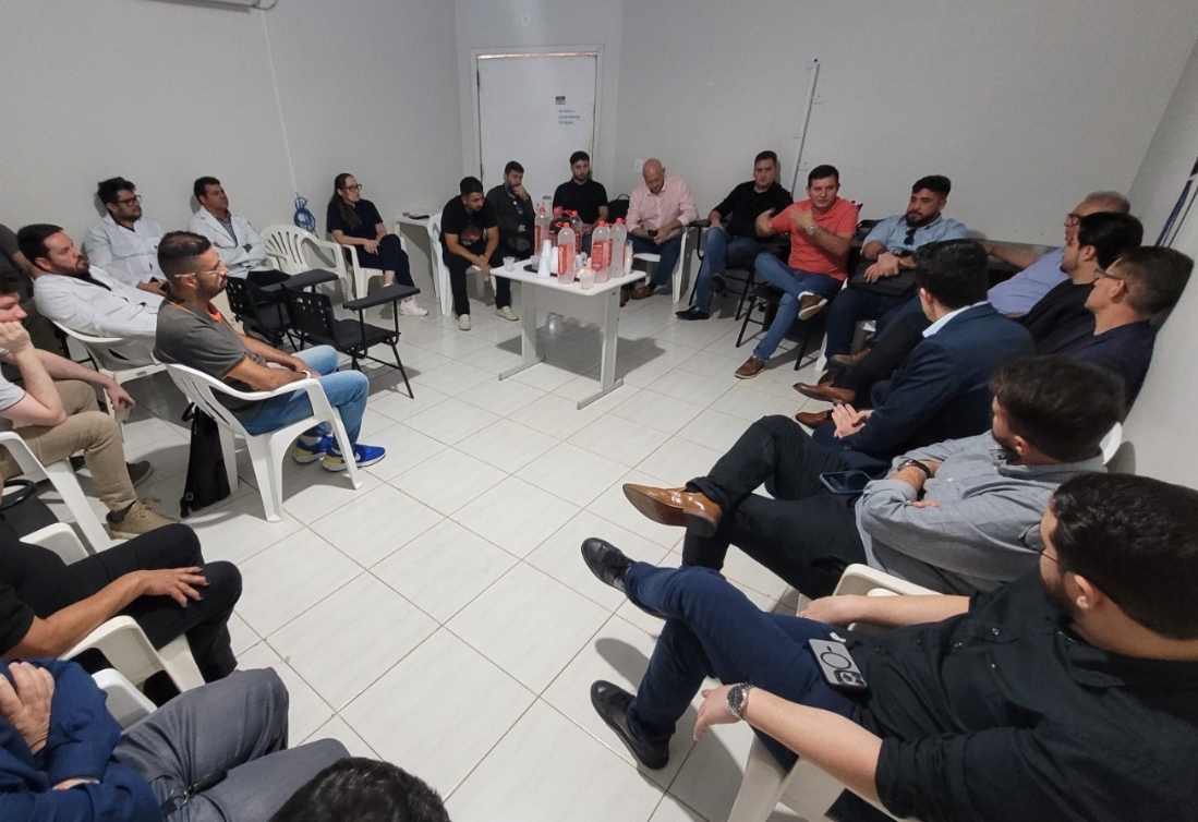 OPORTUNISMO: Vereador evita reunião e só atua sob holofotes ao defender médicos em crise