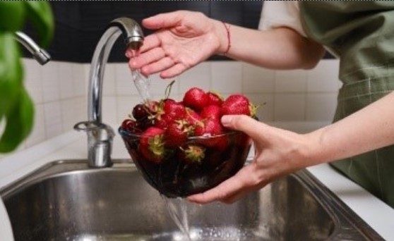 VENENO NA MESA: A fruta mais 'suja' tem até 6 pesticidas usados em sua produção 