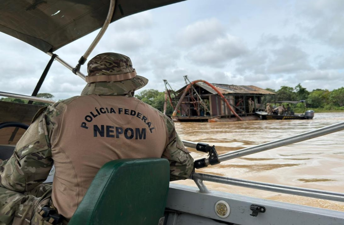 GARIMPO ILEGAL: Operação da PF e Ibama destrói draga no rio Madeira