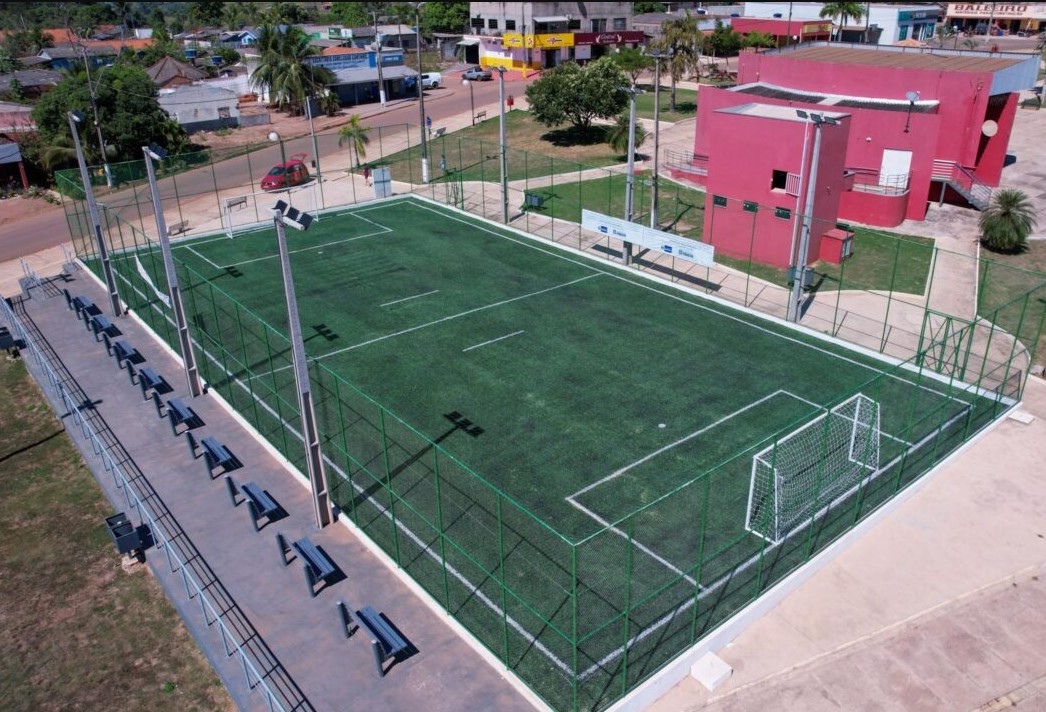 PARECIS: Governo entrega campo society com grama sintética na praça municipal