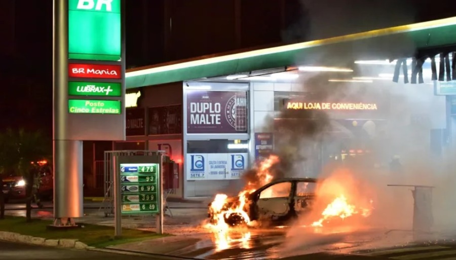 VANDALISMO: Bombeiros tiveram carro apedrejado durante atos em Brasília