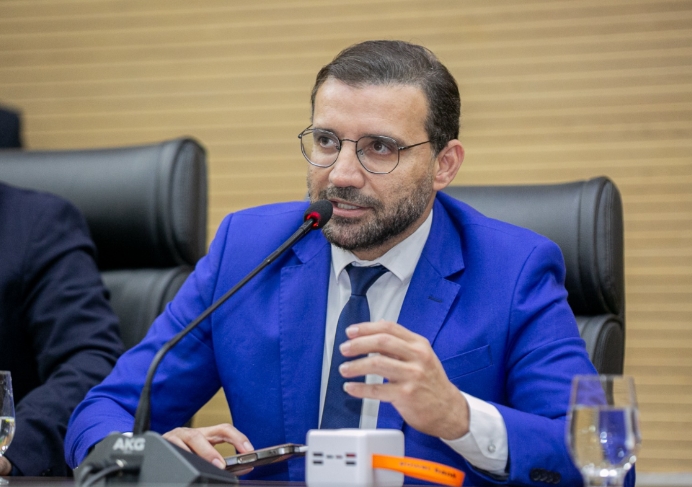 RIBEIRO DO SINPOL: Deputado garante investimentos em Vilhena com novos parquinhos infantis