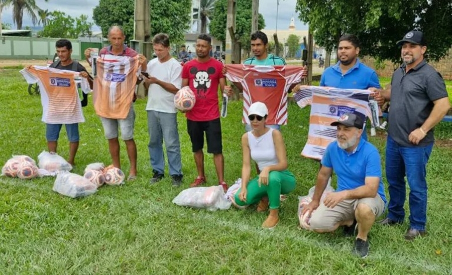 JEAN OLIVEIRA: Deputado entrega kits esportivos para times de Monte Negro