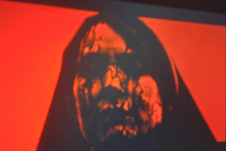 LONGLEGS: Triller de suspense envolve um serial killer do inferno – Por Marcos Souza 