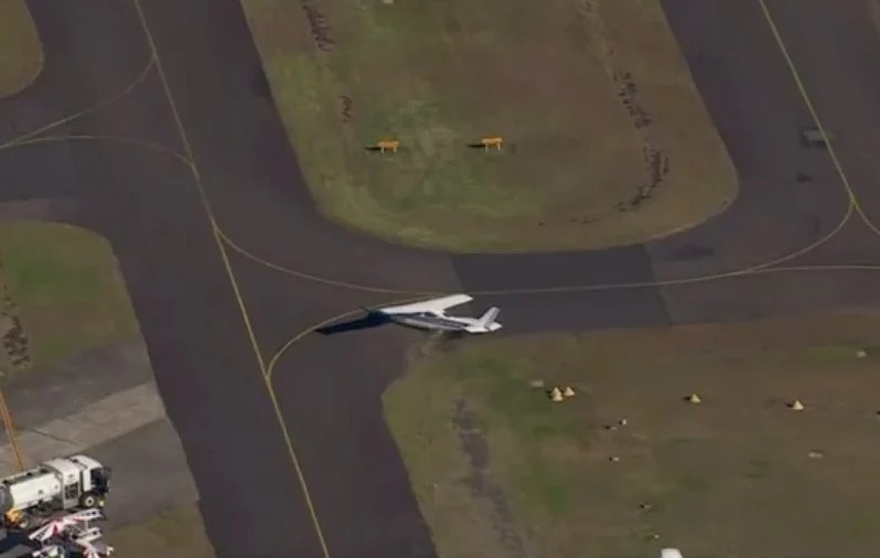 IMPRESSIONANTE: Avião quase bate em casas e árvores até fazer pouso forçado