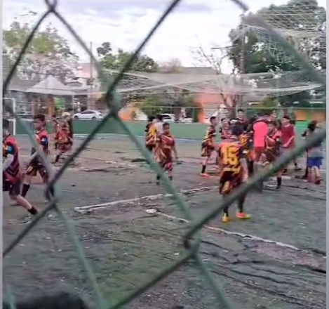 MANUTENÇÃO: Moradores do Cohab pedem revitalização do campo de futebol em praça