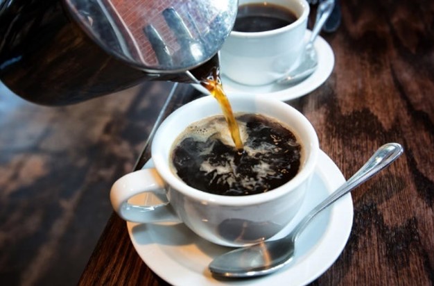 NÃO FAZ BEM: Hábitos comuns após as refeições que a ciência recomenda evitar