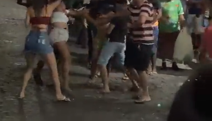 NA CONVENIÊNCIA: Mulher é imobilizada por dois homens e agredida pela irmã da rival