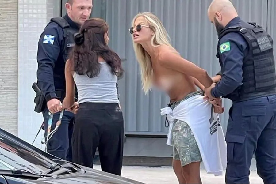 ATO OBSCENO: Mulher é detida após fazer topless durante passeio com cachorro em SC