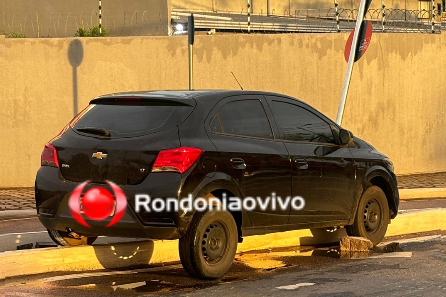 ACIDENTE: Motorista colide carro contra placa de sinalização após perder controle da direção 