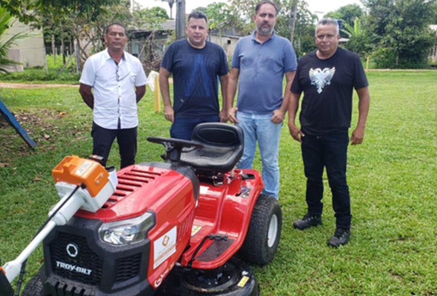 ATUAÇÃO: Vereador Valtinho Canuto entrega cortadores de grama nos distritos