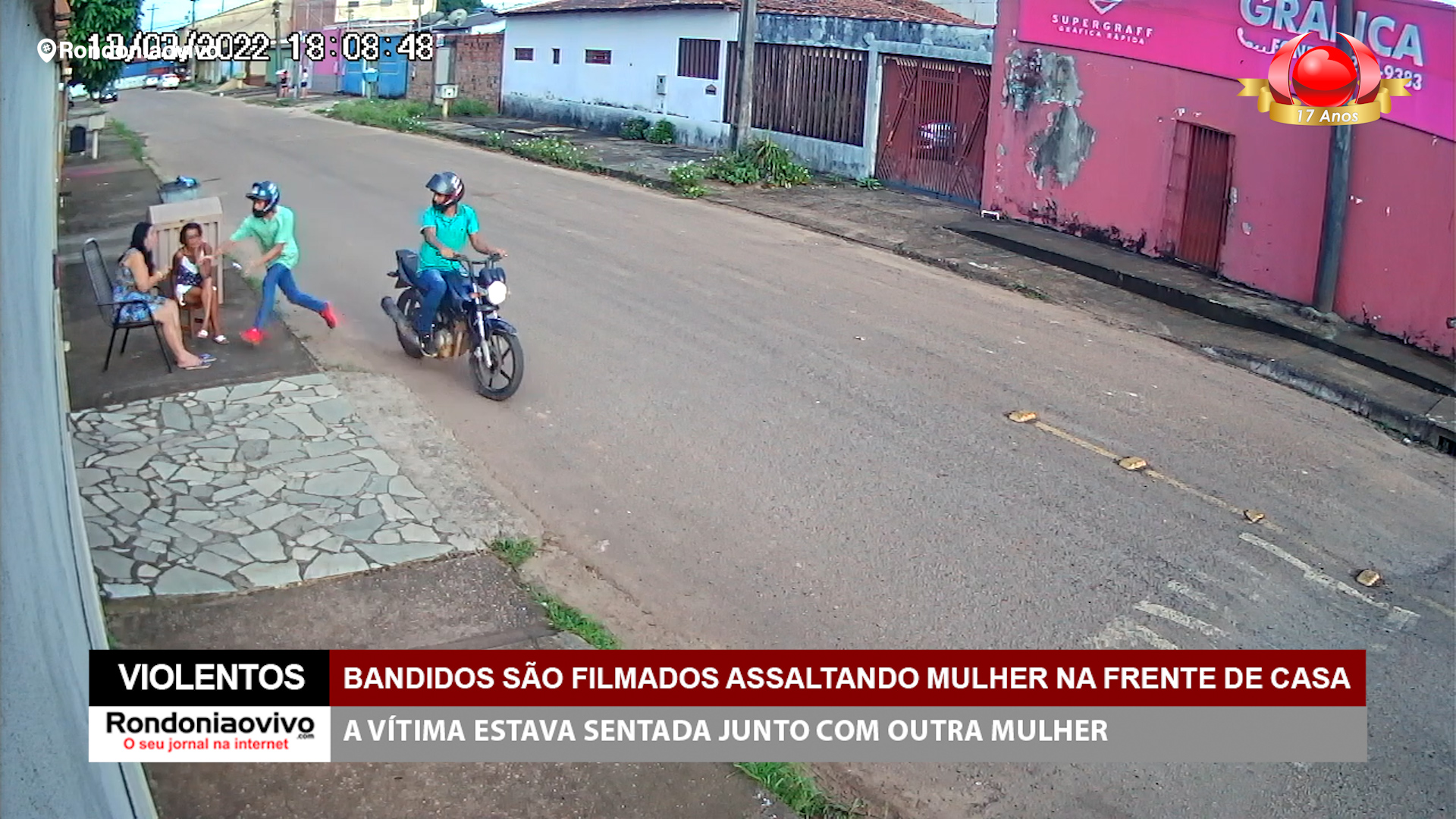 VIOLENTOS: Bandidos são filmados assaltando mulher na frente de casa