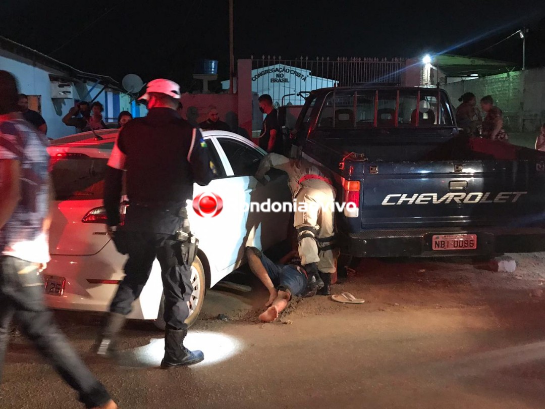 EMBRIAGADO: Motociclista fica ferido após ser prensado contra dois automóveis na capital