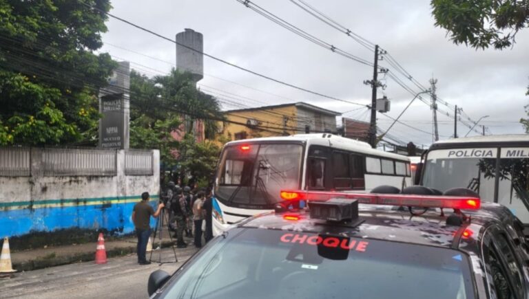 'SENTINELA MAIOR': Após fuga de policiais, operação transfere presos ao novo presídio da PM no AM  