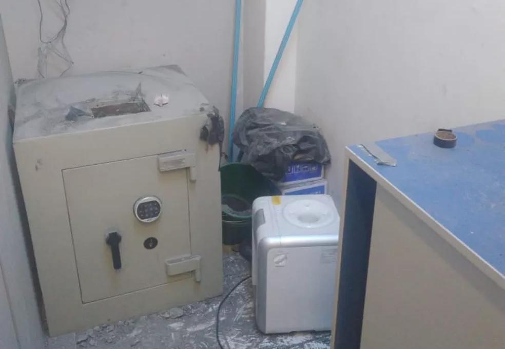 OUSADOS: Criminosos amarram vigilantes, arrombam cofre e roubam todo dinheiro de posto