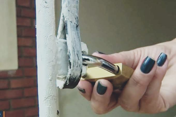 ALUCINADO: Funcionário armado mantém esposa do patrão trancada em casa