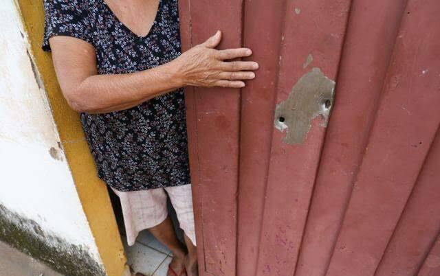 VIOLÊNCIA: Casal comete ataque a tiros na frente de residência de mulher após discussão