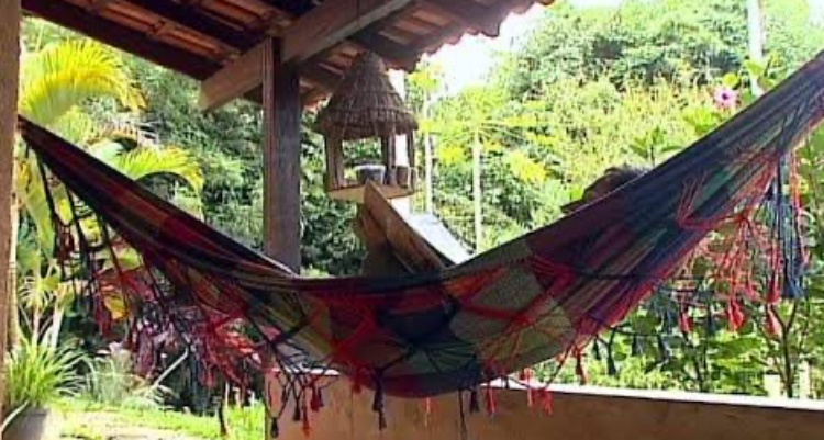 GRAVE: Idoso é atacado a pauladas enquanto dormia com a esposa em rede