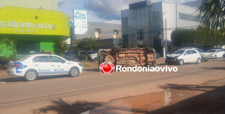 FORTE BATIDA: Hilux capota no Centro de Porto Velho após colisão com automóvel